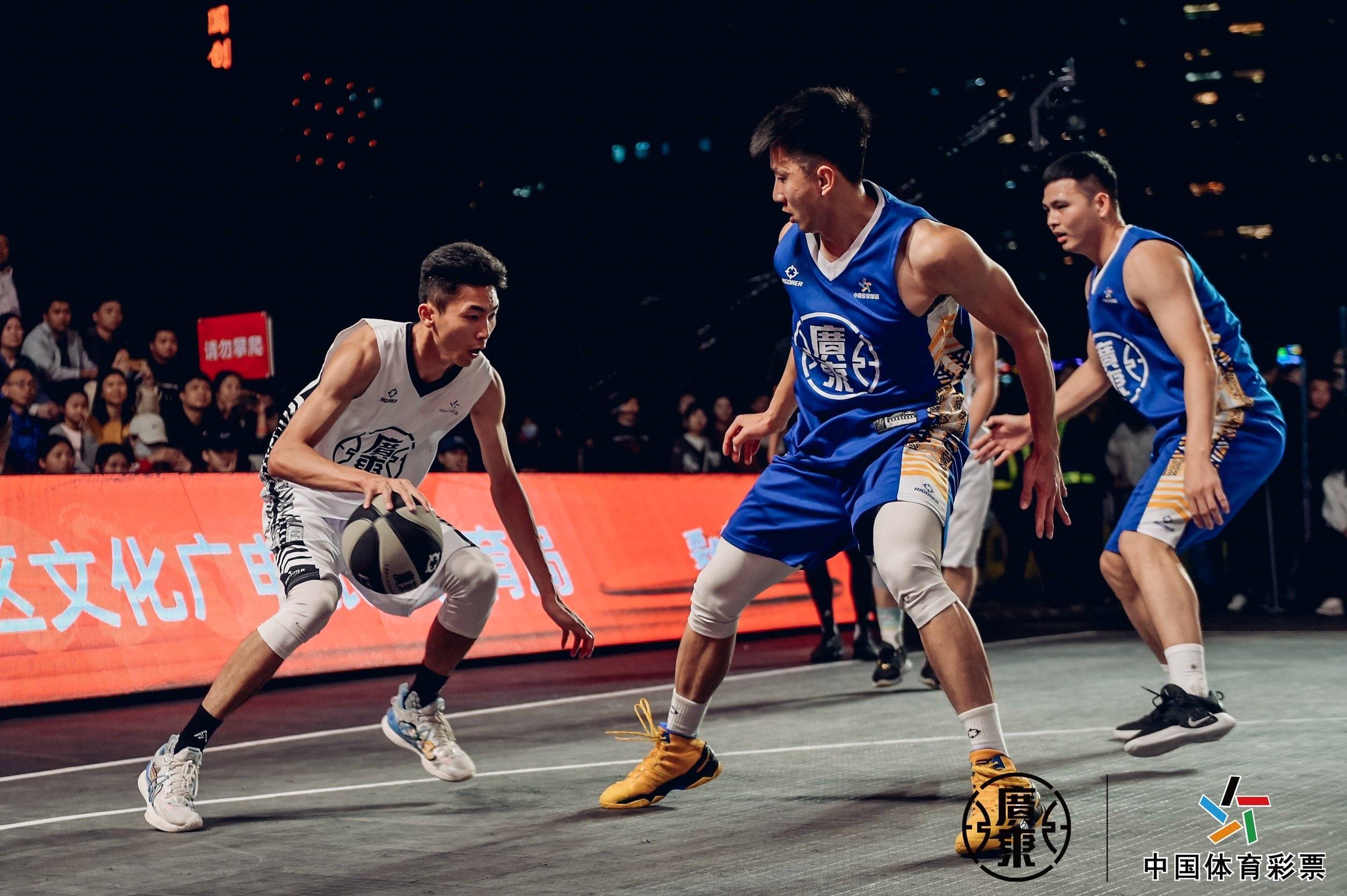 球员们在篮球比赛中发挥出色，场上呈现精彩比拼的简单介绍