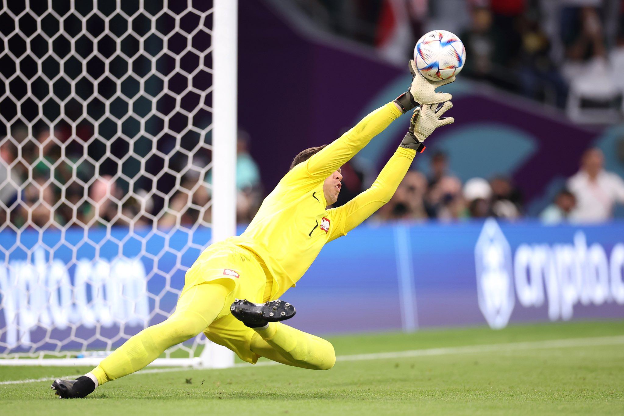 波兰憾平瑞典，淘汰赛出线形势微妙