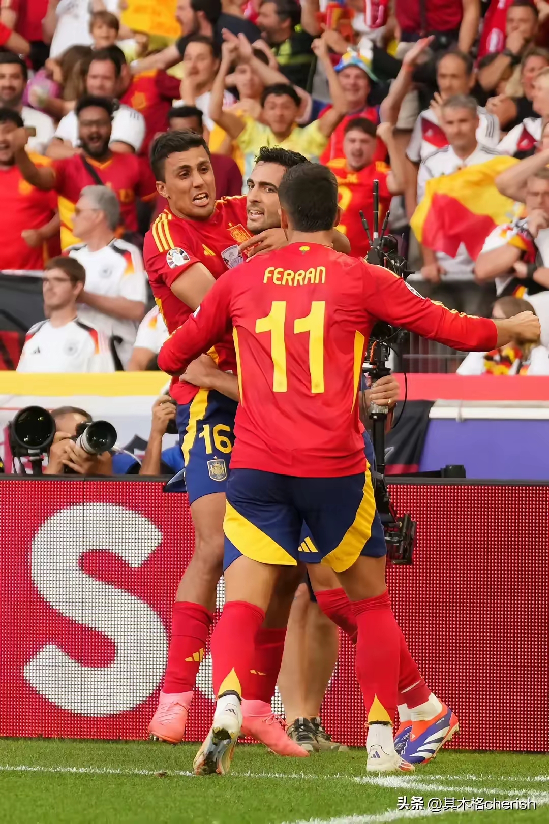 西班牙网球队碾压德国网球队，西西帕斯三分雨点燃全场的简单介绍