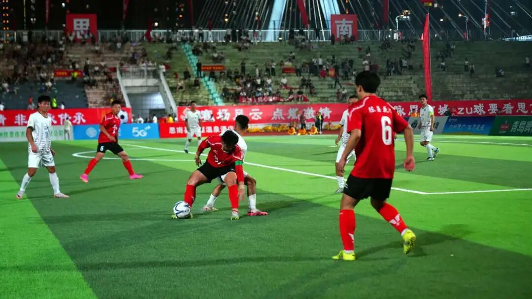 包含精彩足球比赛引爆观众激情，极具看点的词条