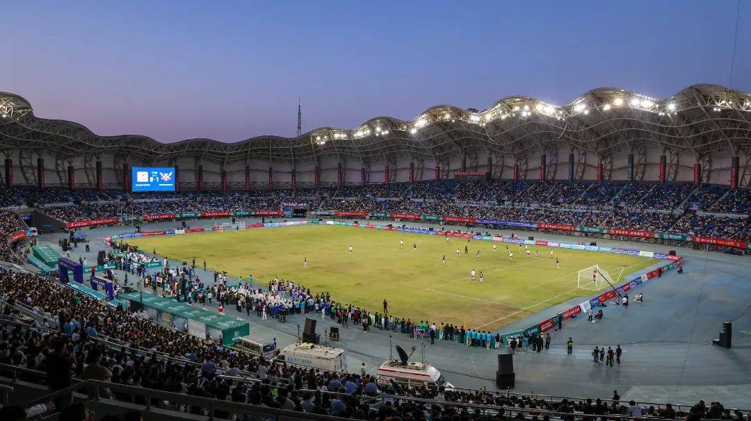 包含精彩足球比赛引爆观众激情，极具看点的词条