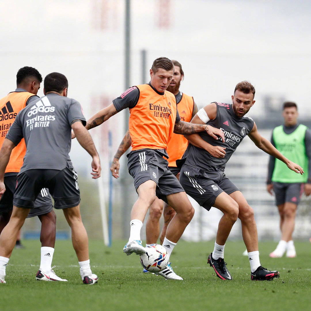 集体训练，皇马球员积极备战