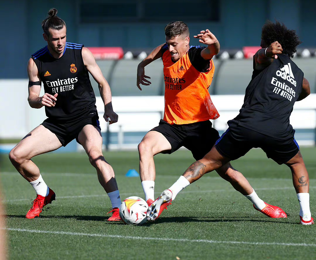 集体训练，皇马球员积极备战