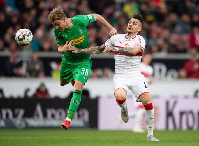 包含弗赖堡主场击败不伦瑞克，终结连败的词条