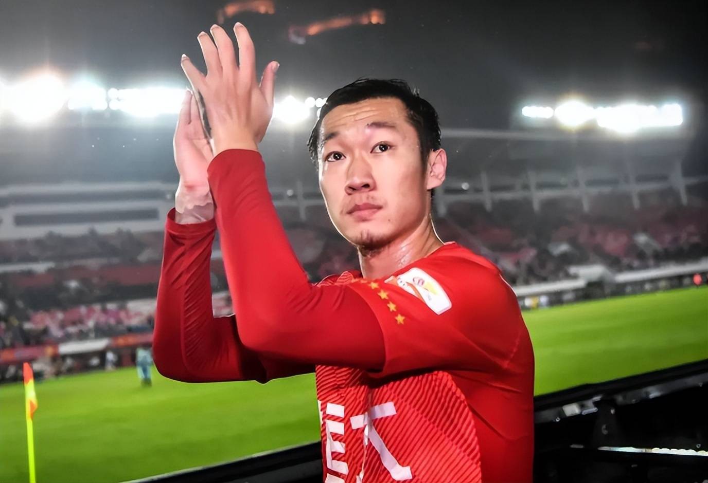 包含上海上港迎来连胜，冲击中超前四的词条