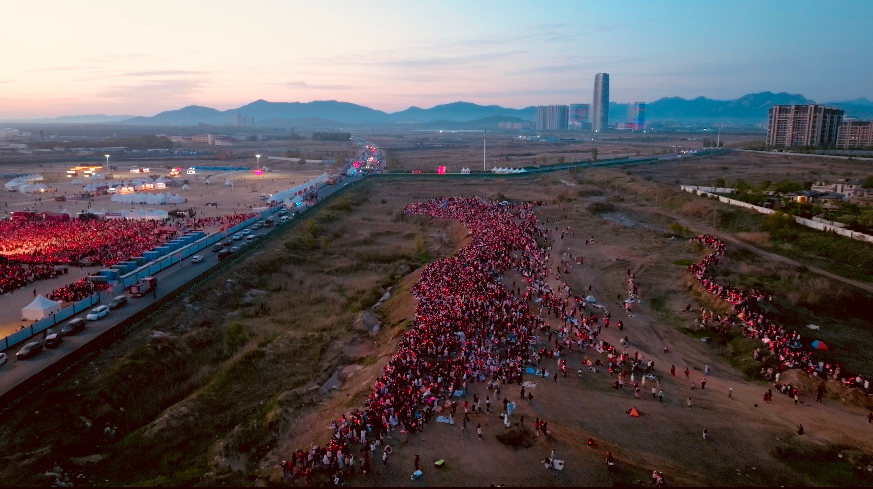 夹道欢呼人山人海，气氛热烈的简单介绍