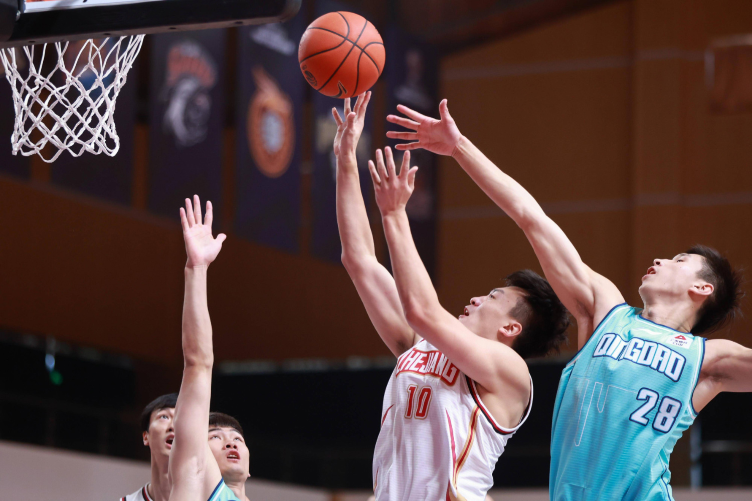 上海男篮士气高昂，备战冲刺胜利的简单介绍