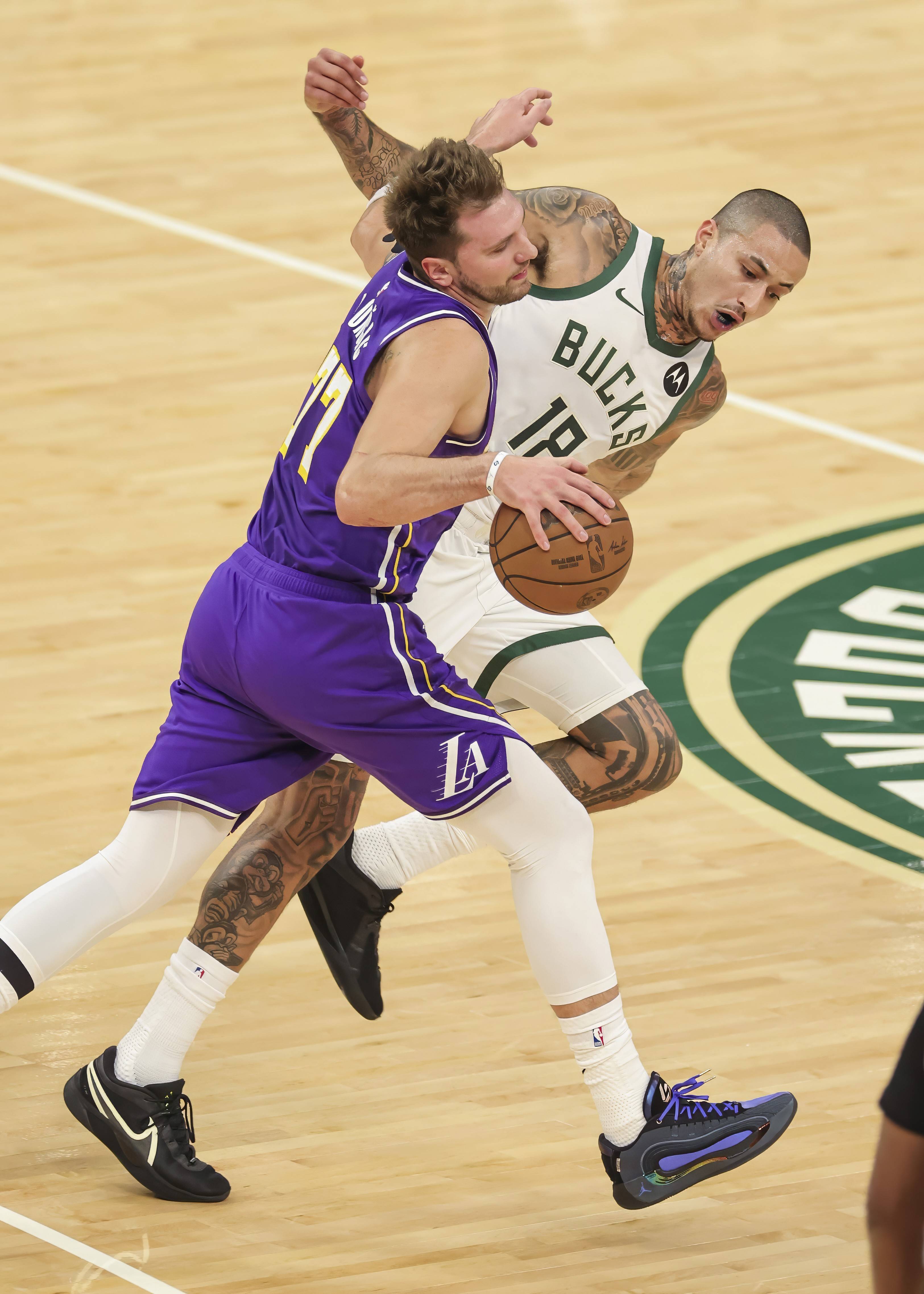 鹈鹕鏖战雄鹿，塔图姆统治全场