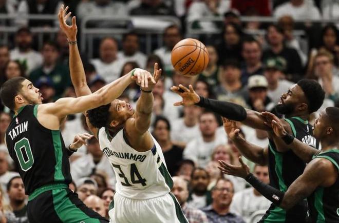 鹈鹕鏖战雄鹿，塔图姆统治全场