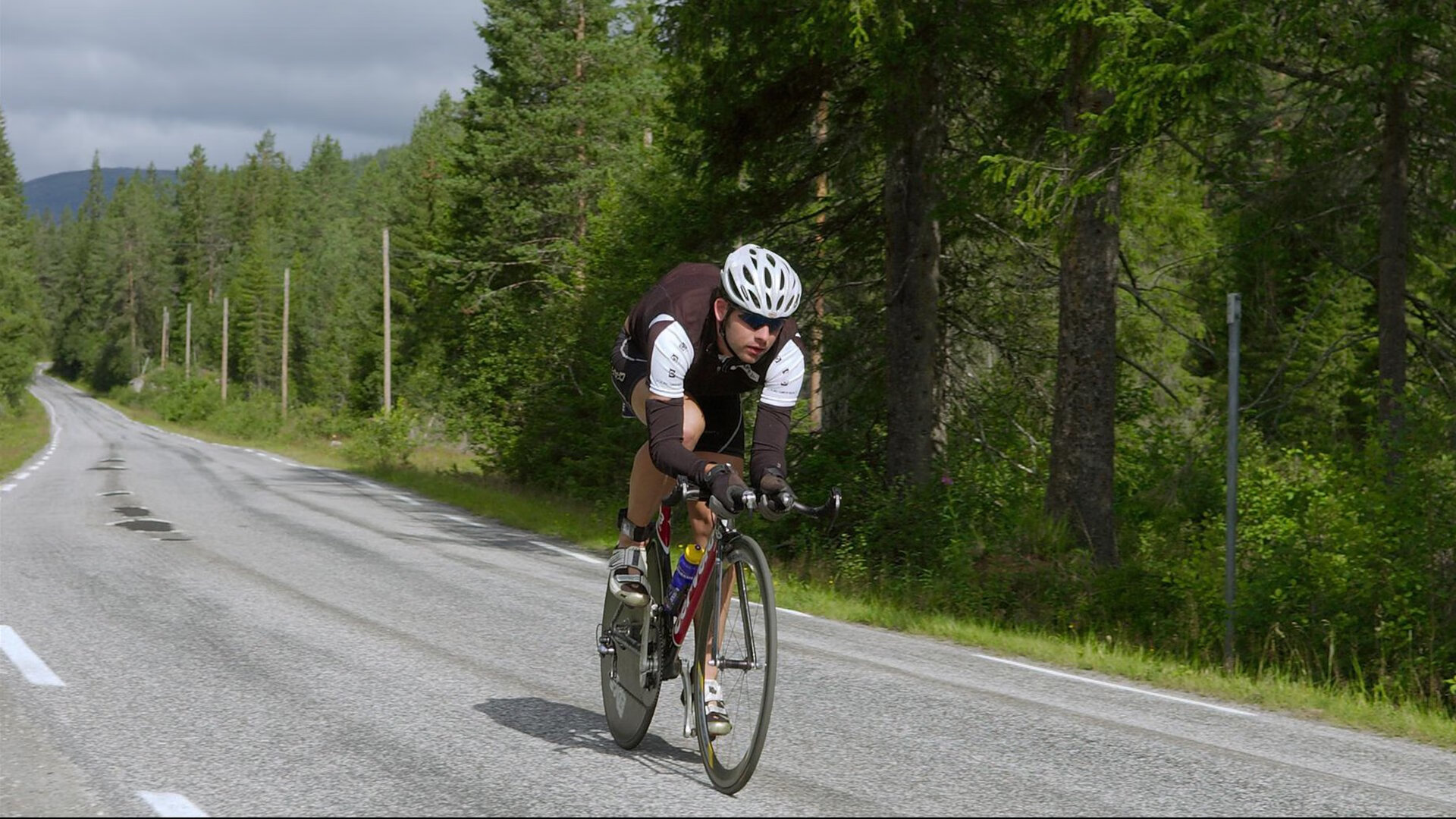 塞恩斯领衔跃马破局，法拉利策略致胜，终结红牛统治神话